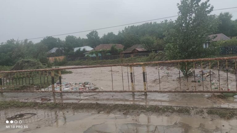 Comuna Șuletea amenințată de inundații. Oamenii se roagă la Dumenezeu să se oprească ploaia