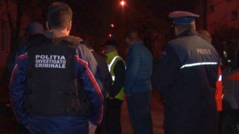 Doi bețivi din Costești au sărit cu coasa la polițiști! Au fost puși la pământ de mascați și au ajuns după gratii
