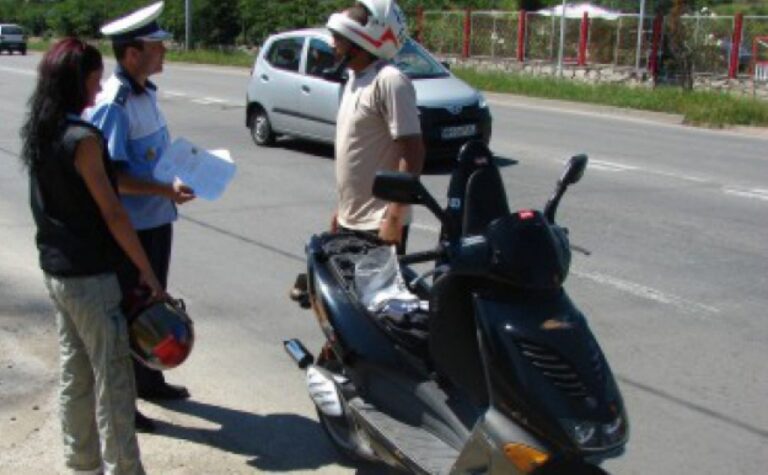 La 60 de ani s-a ales cu dosar penal. A fost prins călare pe un moped, fără a avea permis