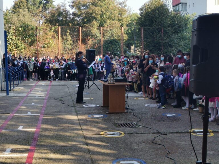 (FOTO, VIDEO) Școlile vasluiene păzite de polițiști și jandarmi