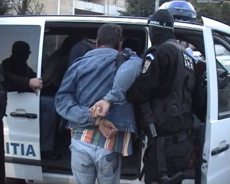 (VIDEO)Arestați după ce au păcălit 17 persoane că au har divin și pot rezolva orice problemă