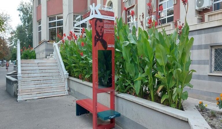 S-au amplasat primele bănci inteligente în municipiul Bârlad! Prima bancă, în fața Palatului de Justiție!