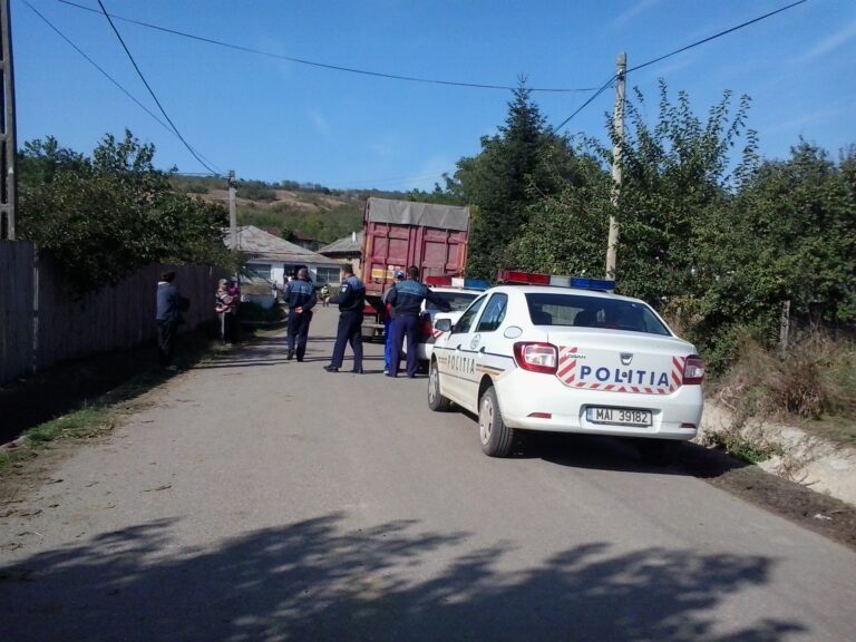 (VIDEO) Scandal cât casa în poarta abatorului Vanbet! Doi activiști și o patrulă de poliție, bătuți cu pietre de câțiva rromi