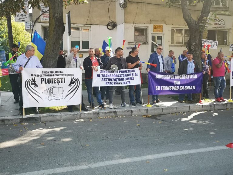 Sindicaliștii Transurb SA pichetează Primăria Vaslui! Protestatarii cer salarii decente și acuză conducerea societății de discriminare