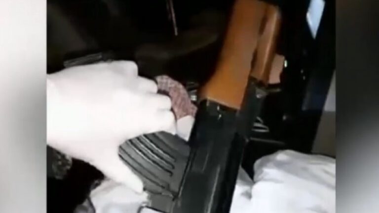 Live pe Facebook cu mai multe arme într-o mașină