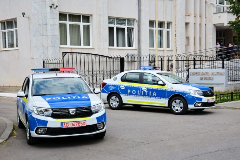 Polițiști cercetați disciplinar după ce au strigat după o femeie: ”Eşti prea mare. Dă-te pe partea ailaltă!”
