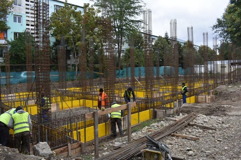 Constructorii de la Nomis își țin cuvântul față de bârlădeni! Au turnat fundația la cea mai nouă grădiniță a Bârladului!