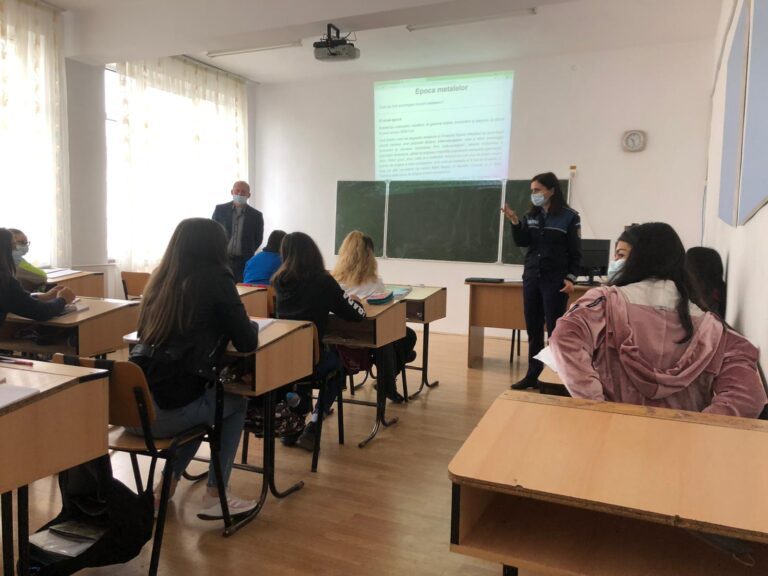 Ești elev și ai fost amenințat sau șicanat în școală de persoane străine? IPJ Vaslui te sfătuiește să nu taci! Anunță profesorii!