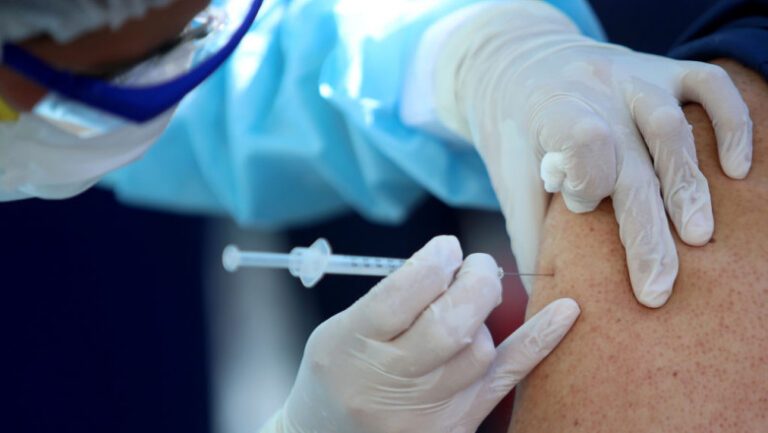 Vasluienii nevaccinați vor putea primi bani pentru cele două doze de vaccin! Decizie a noului ministru al Sănătății