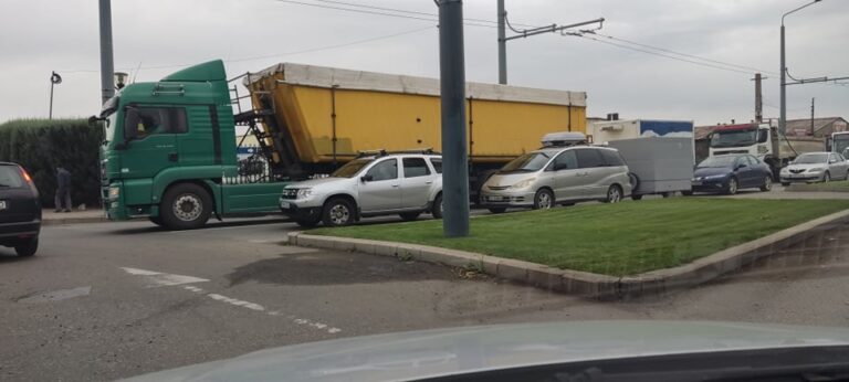 (FOTO) Traficul pe varianta de centură, BLOCAT! Sute de mașini se înghesuie să intre sau să iasă din oraș!