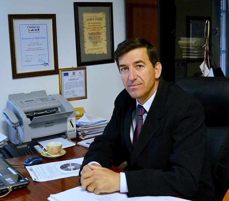 Cum a rezolvat primarul comunei Hoceni, Vasile Țabără, problema navetei copiilor! Abonamente, la prețuri decente!
