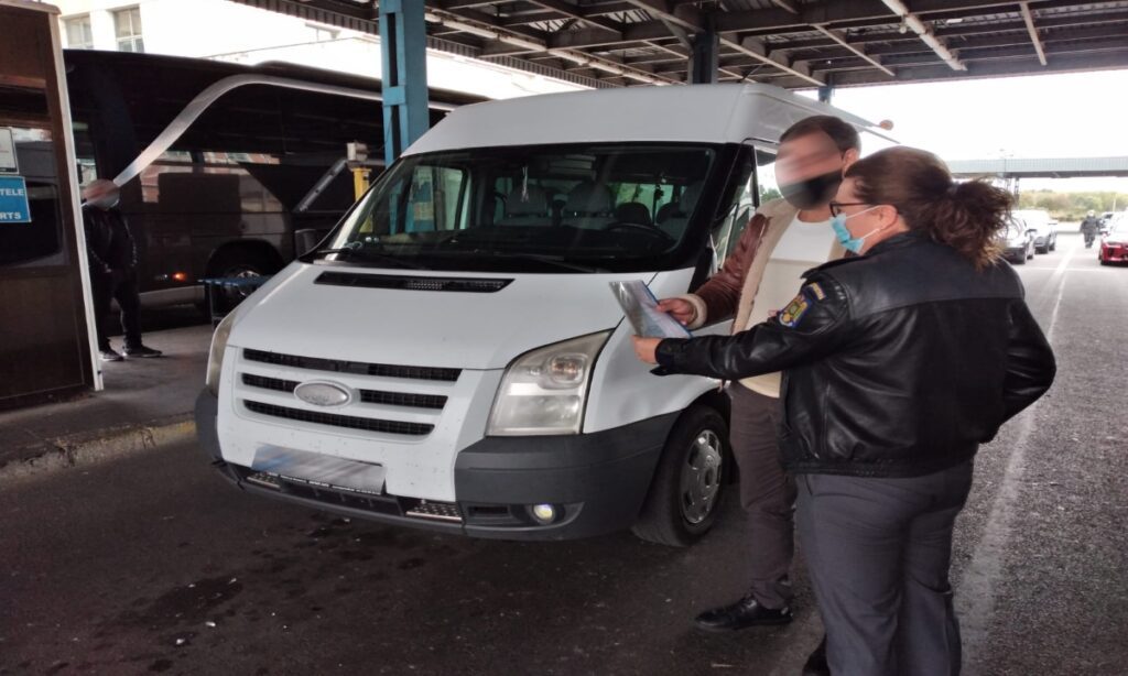 Intentiona sa intre in Romania cu un microbuz fara asigurare auto obligatorie