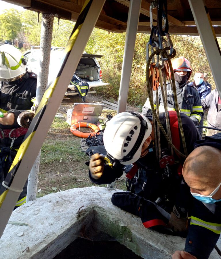Intervenția de la Corbu s-a finalizat! Pompierii au scos din puț o persoană de 78 de ani, rănită. Au transportat-o la spital