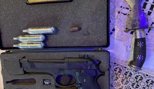 Traficant de droguri prins în flagrant cu jumătate de kilogram de cocaină asupra lui. La percheziții, polițiștii au descoperit un întreg aresanl de luptă