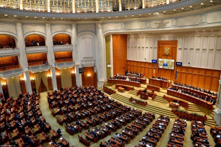 Parlamentul a votat plafonarea prețului la energie electrică și gaze naturale. Iată cine va putea beneficia de noua lege!