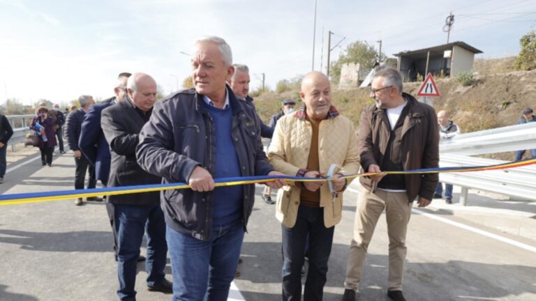 Unic în România: un pod a fost inagurat, la un capăt, de liberali și, la celălalt capăt de PSD-iști