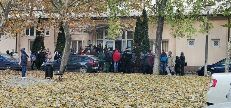 Cozi la centrele de vaccinare Vaslui! În al nouălea ceas, vasluienii au înțeles importanța vaccinului