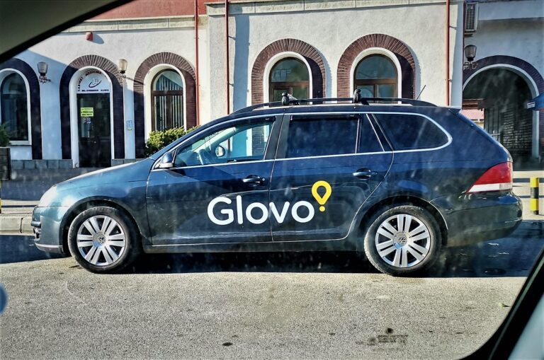 Glovo se ia la trântă cu FoodPanda, la Vaslui! Unii au mașini, ceilalți biciclete!