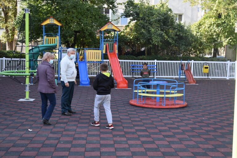 Copiii Bârladului primesc două noi parcuri de joacă, complet modernizate! Meritul aparține primarului Dumitru Boroș!