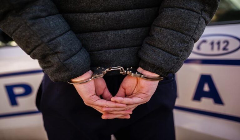 INCREDIBIL…Bețiv de 70 de ani arestat după ce și-a biciuit copiii minori