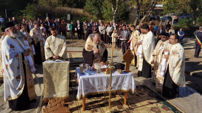 Două frumoase biserici se vor zidi la Huc și Schinetea, în nordul județului! Episcopul Hușilor a fost prezent la sfințirea locurilor pe care se vor ridica bisericile!