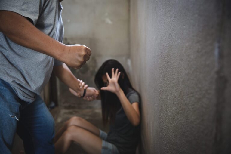 Violator român bătut, cu simț de răspundere, de colegi! A înecrcat să violeze o tânără de 20 de ani dar a ajuns, în stare gravă, la spital
