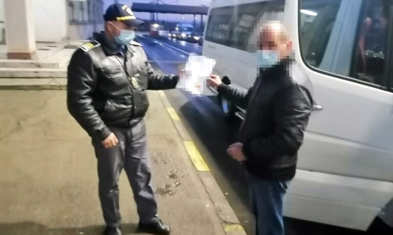 Moldovean prins cu certificat de vaccinare fals la frontieră. A plătit degeaba, 500 de lei moldovenești pentru el