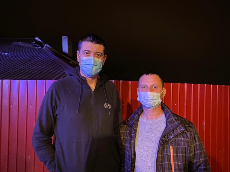 Eroii incendiului izbucnit, aseară la Huși: un pompieri și un jandarm, aflați în timpul liber, au salvat viața unui tânăr de 27 de ani