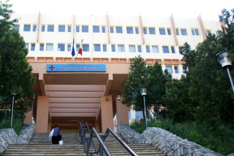 Managerul Spitalului Județean din Piatra Neamț a fost trimis în judecată de DNA. Alături de acesta, a fost trimis în judecată și şeful Serviciului de achiziţii