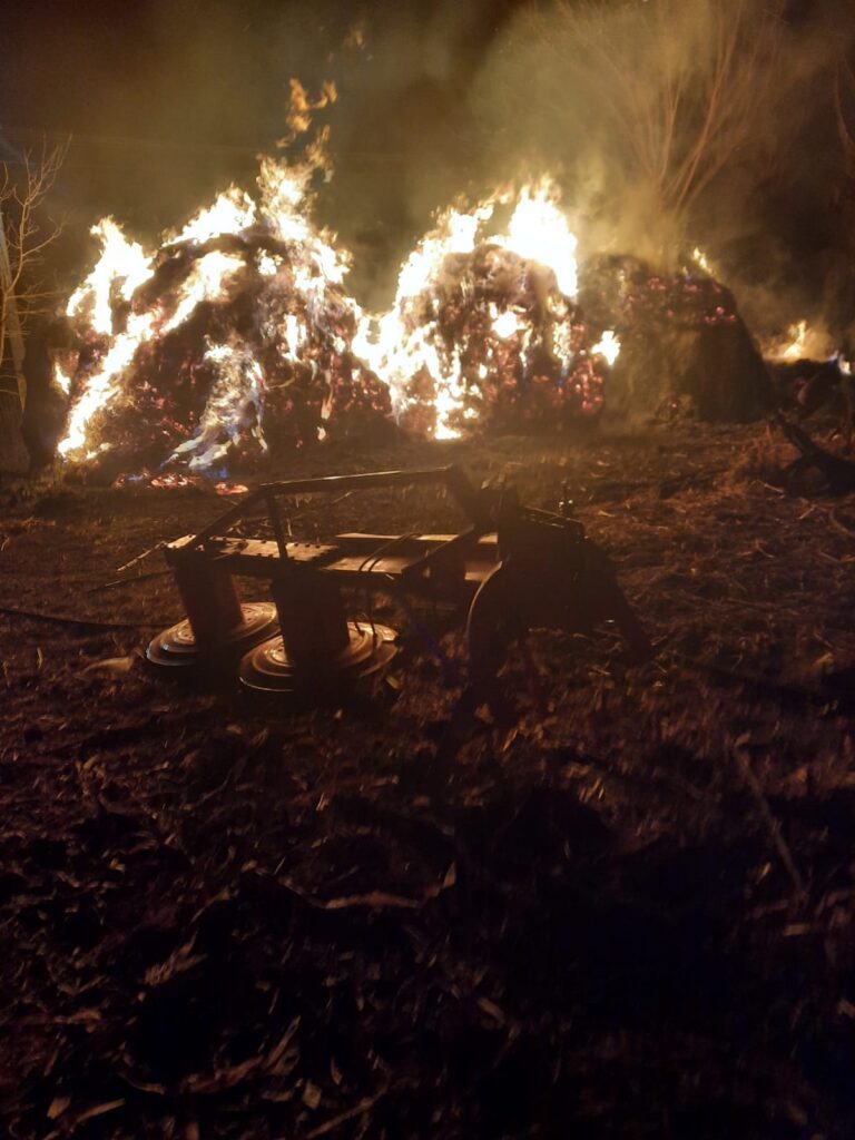 Băutura i-a luat mințile unui septuagenar din Chetrosu. Supărat pe o vecină, i-a dat foc la fânului depozitat în curte