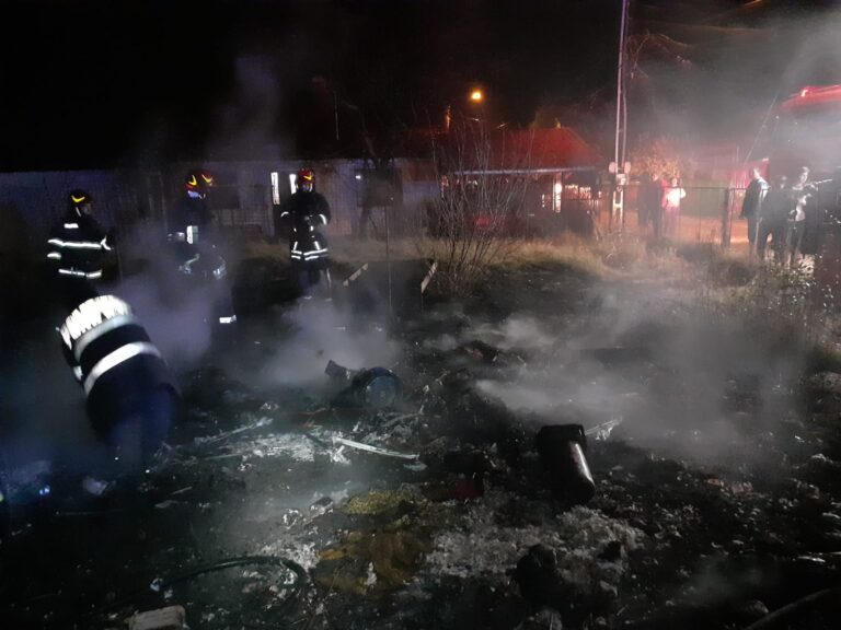 Noapte de foc în comuna Rosiesti! O casa a ars, proprietarul a fost rănit de flacari
