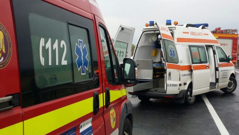 Accident deosebit de grav la Pădureni. Doi minori au furat o mașină și au provocat un accident. Salvatorii folosesc localizarea oferită de telefonul mobil pentru a da de victime