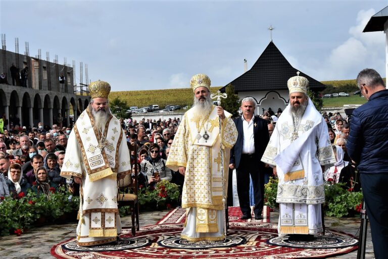 Regretatul Episcop Gurie, slujbă de pomenire la Mănăstirea Alexandru Vlahuță! Sute de credincioși, alături de PreaSfințitul Ignatie!