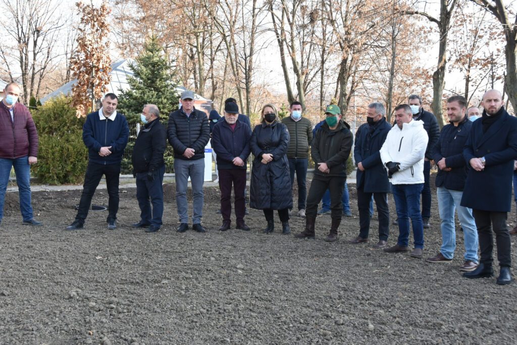 Primul stejar, din cei 27, a fost plantat de președintele Dumitru Buzatu, în curtea Spitalului Județean Vaslui 3 WhatsApp Image 2021 11 17 at 15.32.19 1