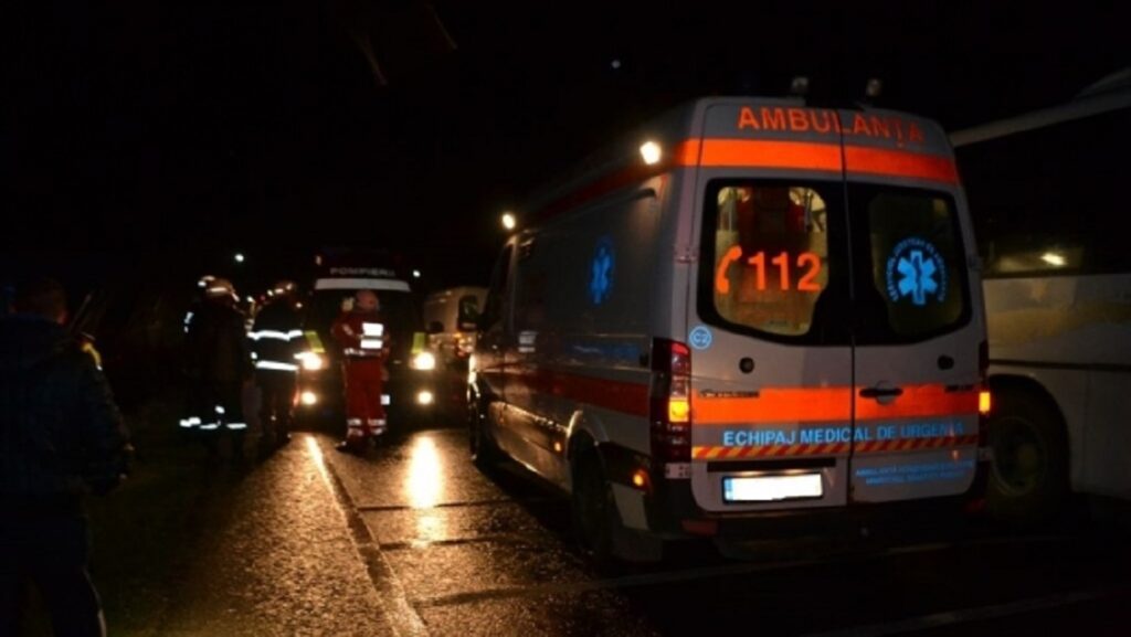 Alertă în zona cinematografului Independența din Vaslui. O persoană s-a prăbușit la pământ și pietonii încearcă să-l ajute. 1 ambulanta noaptea