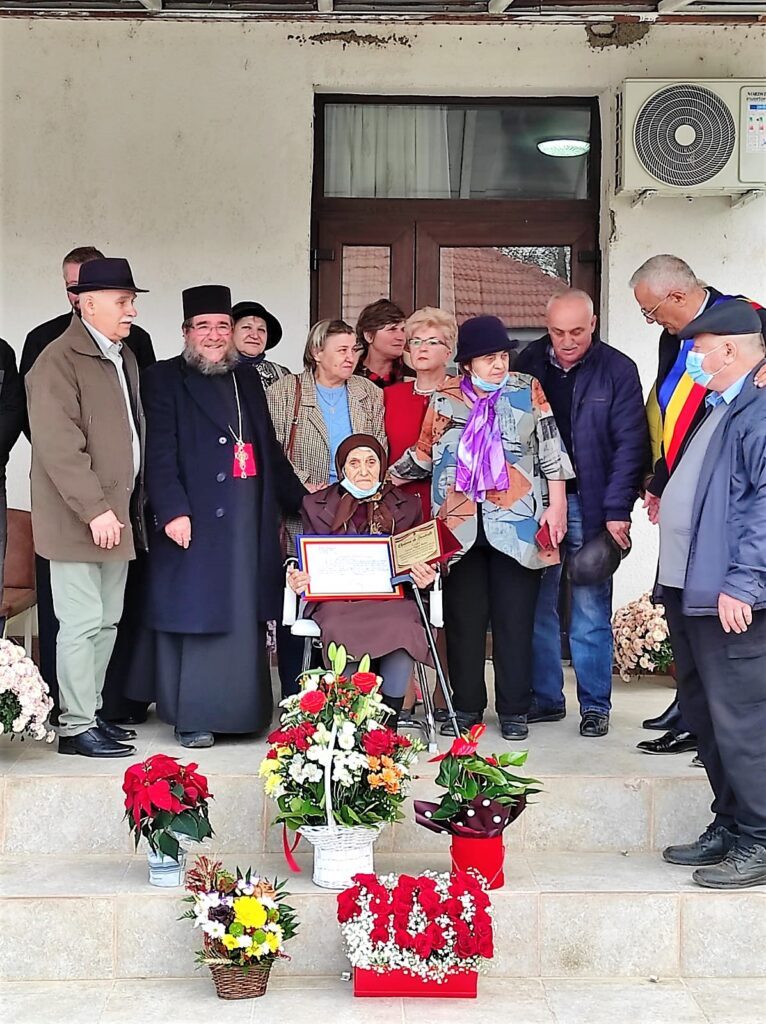 VIDEO Cea mai înțeleaptă femeie din comuna Fălciu a împlinit 100 de ani! Primarul și consilierii, alături de familie la momentul festiv! 2 aniversare 100 de ani falciu