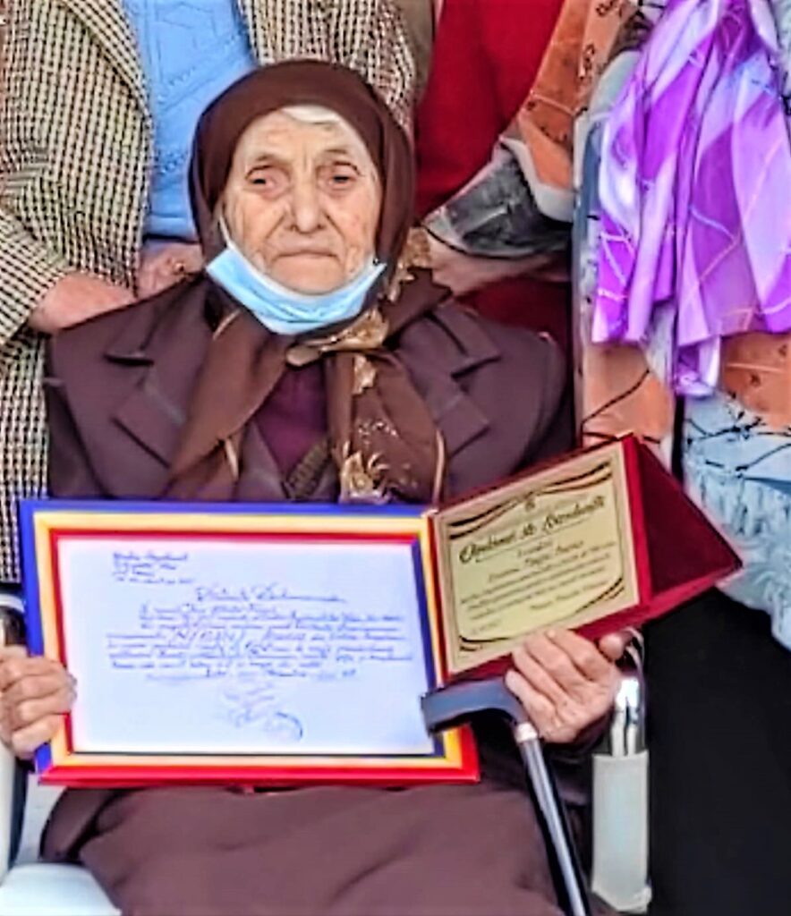 VIDEO Cea mai înțeleaptă femeie din comuna Fălciu a împlinit 100 de ani! Primarul și consilierii, alături de familie la momentul festiv! 1 aniversare 100 de ani falciu. 1jpeg