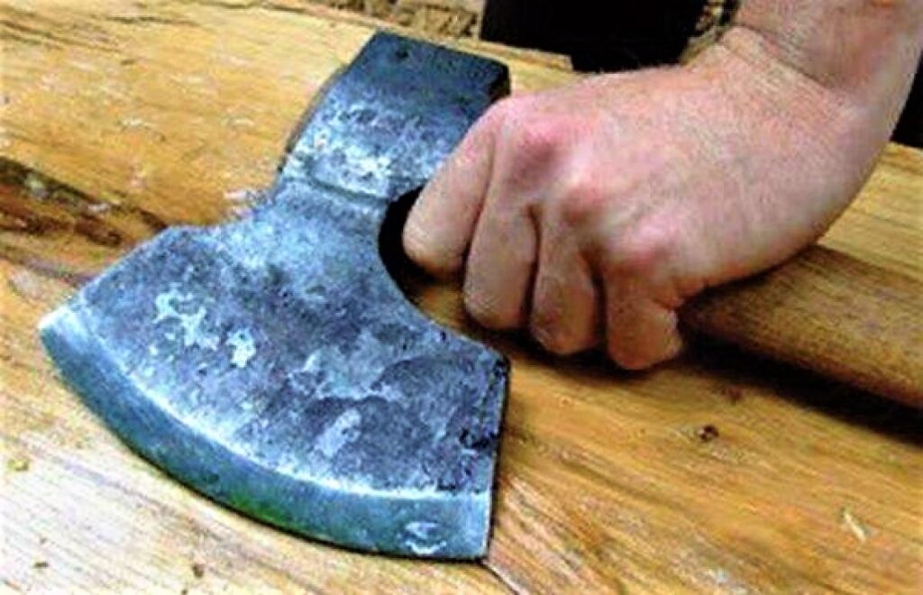 Un bețivan din Mălușteni a atacat un vecin cu toporul! Polițiștii din Murgeni l-au reținut pe agresor! 1 atacator topor