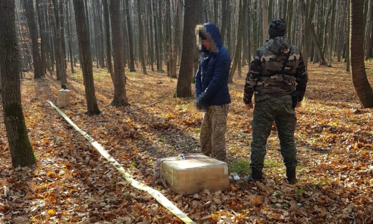 (VIDEO) Traficanți de țigări opriți cu focuri de armă. Polițiștii de frontieră au confiscat peste 4.900 de pachete cu țigări