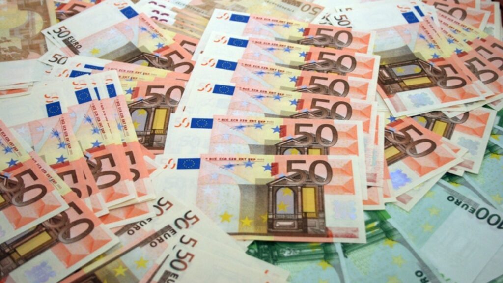 Atenție vasluieni! Mii de euro falși descoperiți în județul vecin 1 euro 41442600