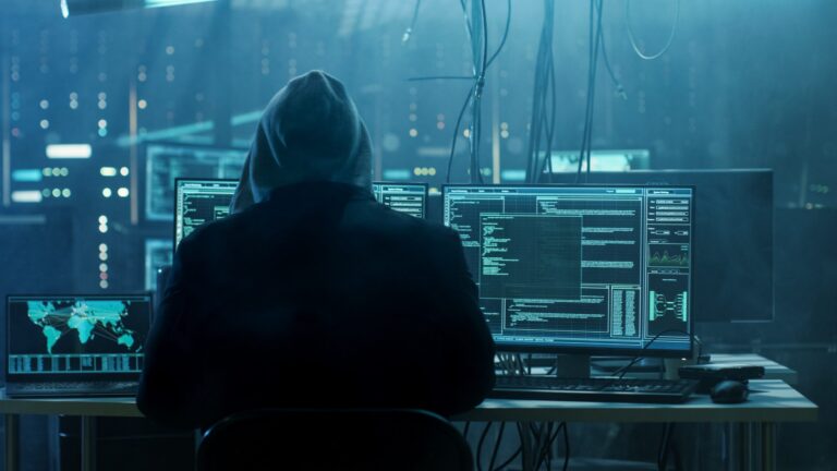 (VIDEO) Acțiune nemaiîntâlnită a polițiștilor români! Împreună cu colegi din 17 țări, Europol și Interpol au destructurat o rețea de hackeri. Infractorii au furat zecii de mii de date pentru care voiau 520 de milioane de euro, răscumpărare