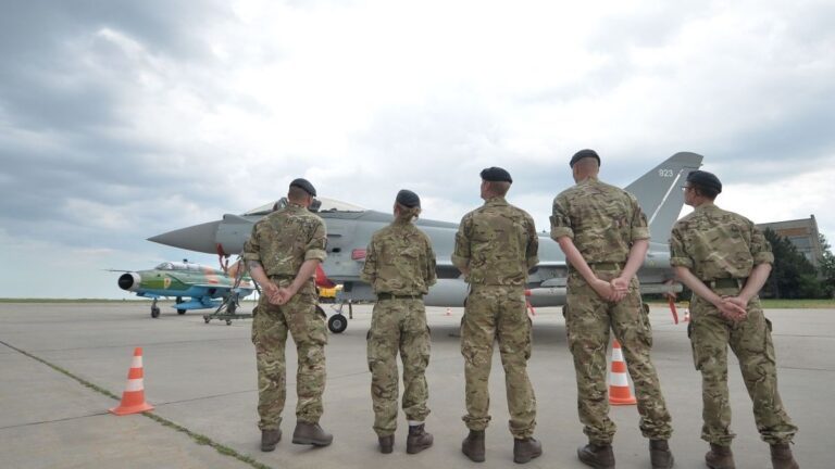 Grupare interlopă, acuzată că a furat motorină de 2 milioane de dolari din baza militară americană de la Mihail Kogălniceanu, destructurată de polițiști. Furtul a fost sesizat de guvernul USA