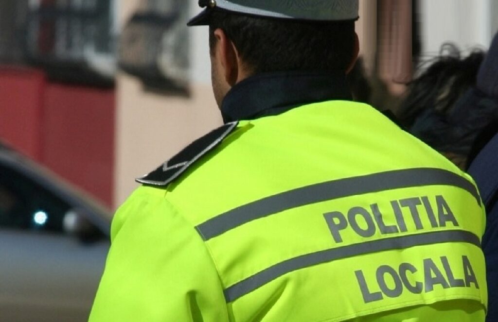 Polițist local bătut de o femeie într-o stație de autobuz 1 politist local