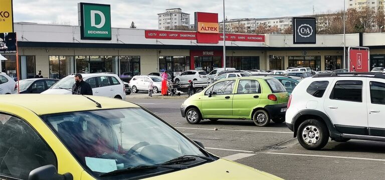 Romi-cerșetori, în parcarea de la Kaufland Vaslui! Au apelat și la metoda ”Căruciorul”!