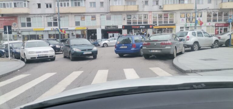 Strada Ștefan cel Mare blocată din vina unor șoferi nesimțiți. Poliția Locală e de negăsit
