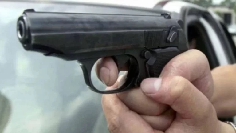 Urmărire cu focuri de armă terminată tragic pentru un copil de 10 ani. A fost rănit de un glonț care a ricoșat