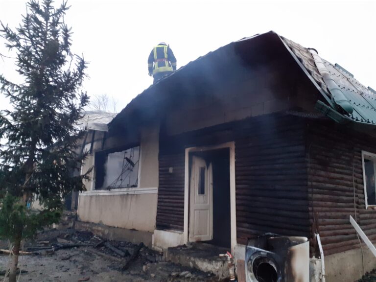 Incendiu de proporții la Cozmești. Arde acoperișul unei locuințe