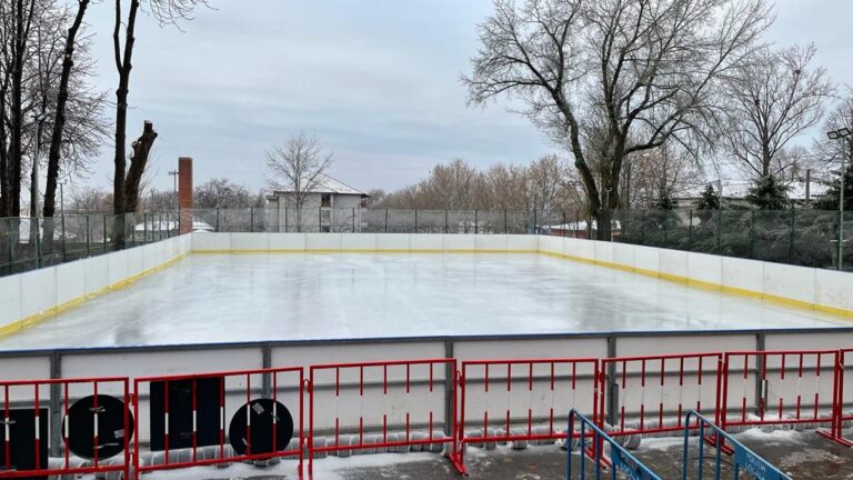 Veste așteptată de vasluieni: astăzi s-a deschis patinoarul din parcul Copou!