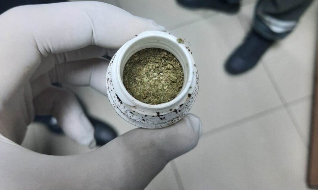 Droguri ascunse intr un flacon de la medicamente 5
