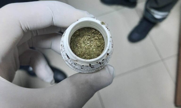 Droguri ascunse în flacoane de medicamente descoperite la frontiera de Est